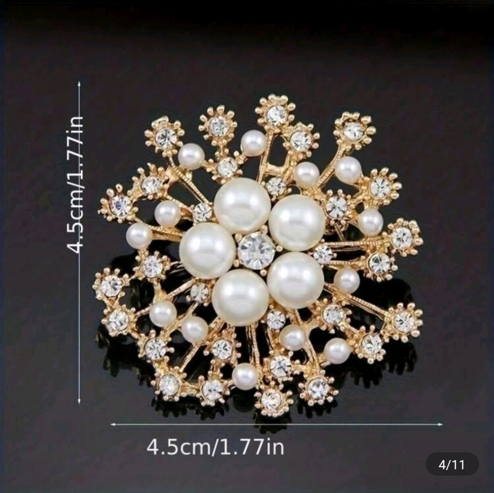 Elegant Pearl and Crystal Brooch - Picture 3 of 3
